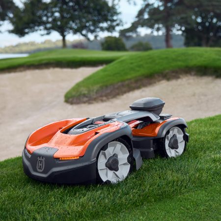 Robottileikkurien käyttöönotto lisännyt kentänhoidon laatua Pickalassa
